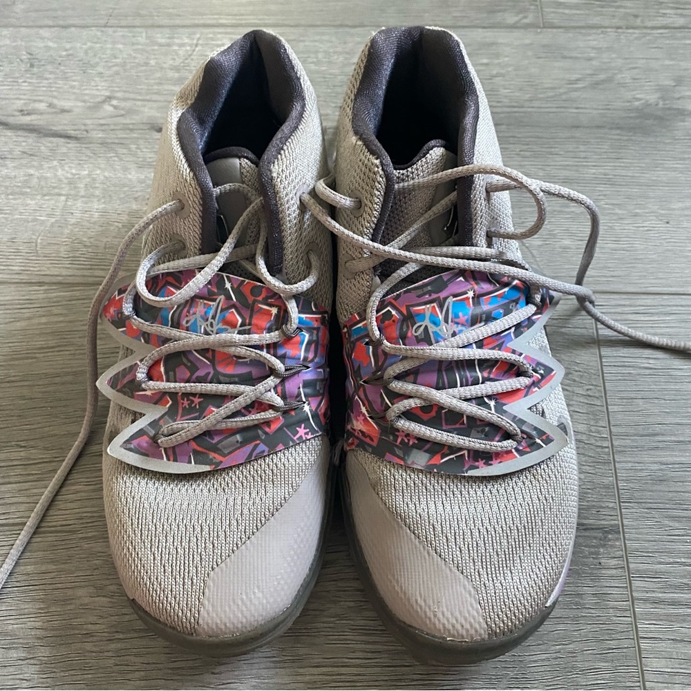 Kyrie boys size 2 basketball shoes